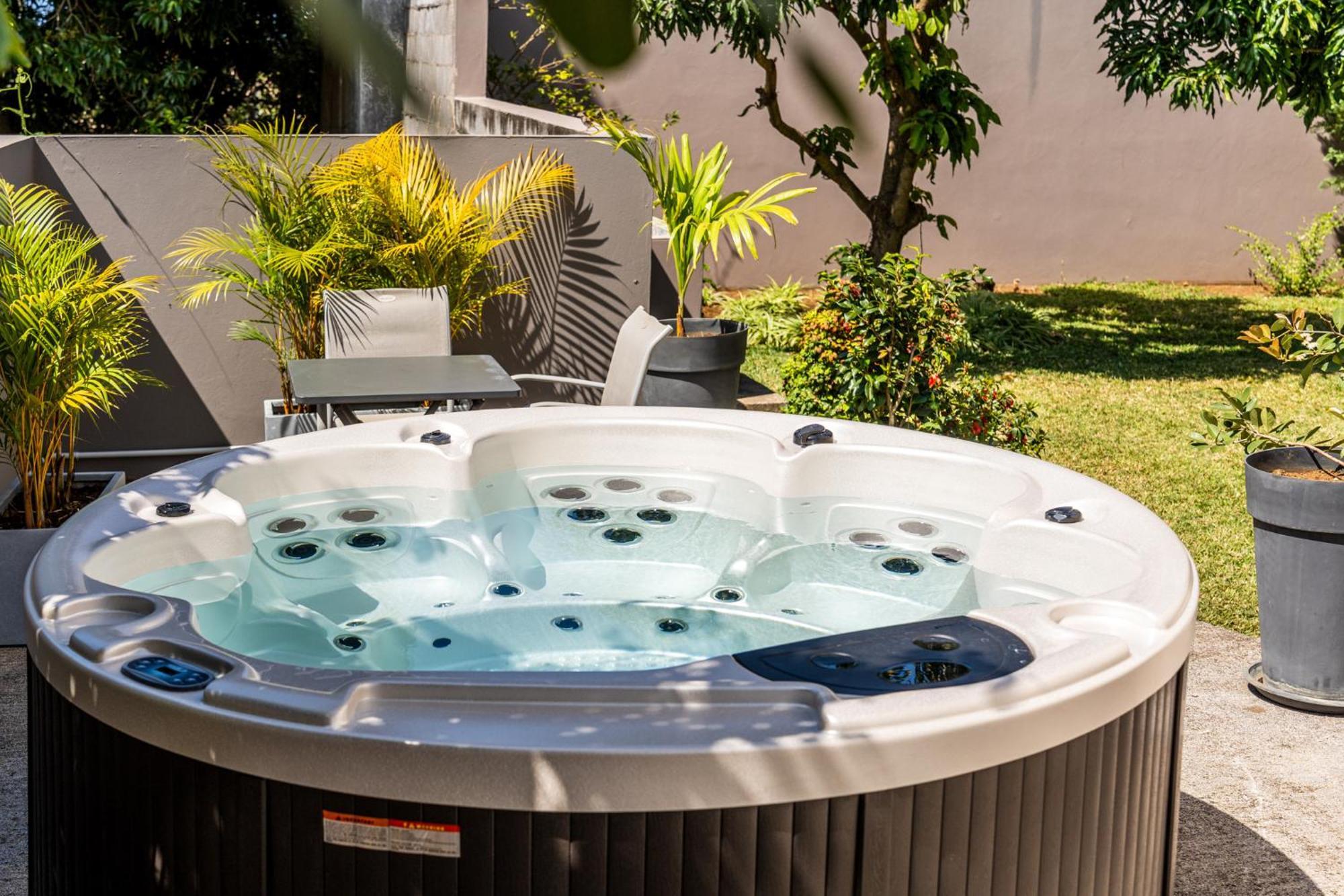 Villa Et Grand Jacuzzi Six Personnes, En Pleine Nature Saint-Joseph Exterior photo